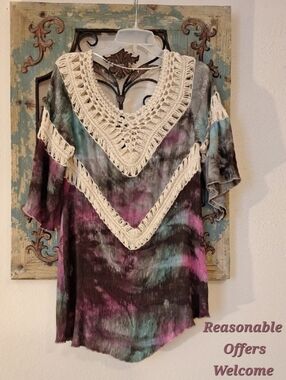 Umgee Crochet V‑Neck Tie‑Dye Tunic in Purple/Teal/ Black/Cream. NWOT Size Small